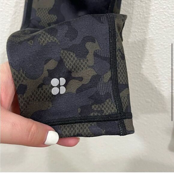 Sweaty Betty - Power Reversible Leggings - Green Camo & Solid Black - XSmall - Picture 4 of 6
